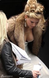 组图：奥斯卡新科影后劳伦斯片场低胸现豪乳