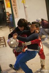 组图：天天石头大战奥特曼 Kimi冷眼围观