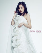 组图：韩星闵孝琳拍婚纱写真 优雅娇媚眼神诱惑