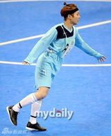 组图：EXO鹿晗等驰骋球场 Beast组进球获胜