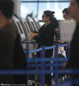 组图：钟楚红携绯闻男友 见镜头忙分开避嫌