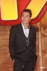 组图：杨怡佩戴千万项链惹眼 和吴卓羲手拖手现身