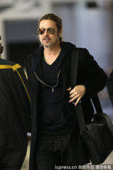 组图：布拉德-皮特酷帅亮相慷慨派签名