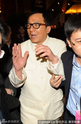 组图：成龙参加两会引尖叫骚乱不禁捂耳