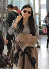 组图：王力宏携娇妻现身机场 低调出行不秀甜蜜