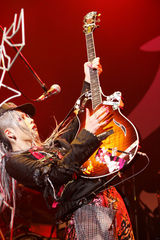 组图：雅Miyavi写真集锦 视觉系装扮华丽唯美