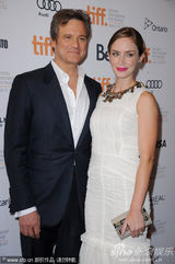 《亚瑟-纽曼》多伦多首映 艾米丽白裙高贵优雅