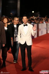 组图：《激战》张家辉白衣亮相显绅士风度