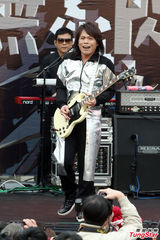 组图：伍佰冒冷风开唱 上百歌迷同欢