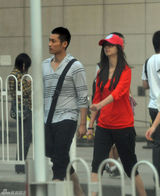 组图：兽兽翟凌携神秘男逛街 心情轻松有说有笑