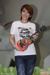 组图：刘忻上海签书女屌丝变文艺女青年