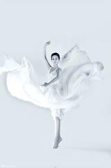 组图：周扬发布梦幻写真 裙角飞扬被赞真人芭比