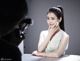 组图：歌手IU公开化妆品广告现场照展清纯可爱魅力