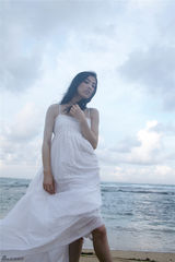 组图：黄圣依漫步沙滩 飘逸白裙展清新之美