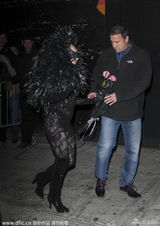 组图：Lady Gaga乌鸦装 蕾丝紧身衣大秀屁股蛋