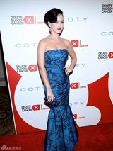 组图：凯蒂-佩里鱼尾印花裙亮相 烈焰红唇美艳