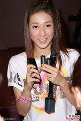 组图：钟嘉欣开唱似百变公主 郑欣宜等助阵