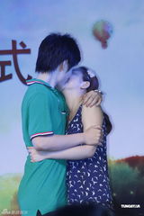 组图：《巴黎宝贝》宣传邓超缺席 同性情侣拥吻