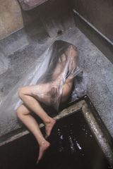 组图：日女星水野美纪黑暗系大尺度写真