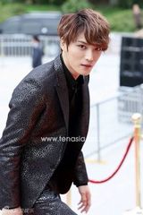 组图：金在中红毯脱衣吐舌逗粉丝 获奖感谢自己