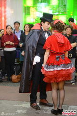 组图：林德信拍戏街头扮僵尸 吸引路人围观