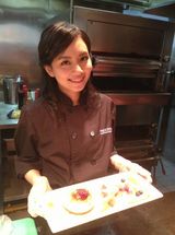 组图：刘惜君变身小厨师 现场烹饪西餐美食