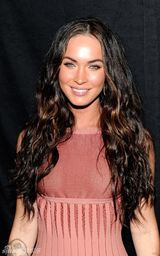 幻灯图集：梅根-福克斯性感褶皱小洋装群亮相颁奖礼