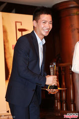 组图：冯绍峰助阵国画盛典 与何晟铭相见欢