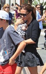 组图：贝克汉姆千金首曝光 小脸肉嘟嘟可爱至极