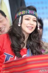 组图：徐若瑄携母亮相 装扮民族风