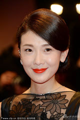 组图：柏林红毯《白日焰火》倪景阳长裙大露背