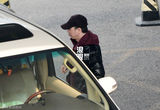 组图：冯小刚与助理返京 VIP通道迅速离开机场