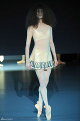 组图：荷兰芭蕾舞团时尚走秀 复古鬼魅感有趣