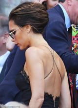 组图：贝嫂蕾丝裙亮相温网看台 黑超遮面秀美背