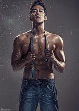 李治廷湿身诱惑秀身材 巧克力腹肌人鱼线