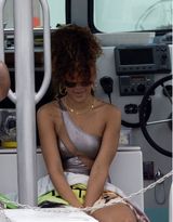 组图：蕾哈娜泳装现身游艇秀火辣身材