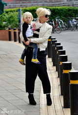 组图：母亲节盘点好莱坞女星与仔们的温馨瞬间