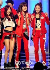 组图：韩团少女时代露小蛮腰 新曲打榜三连冠