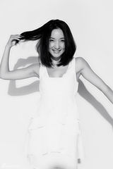 组图：王妍苏纯净黑白写真 清爽迷人笑容甜美