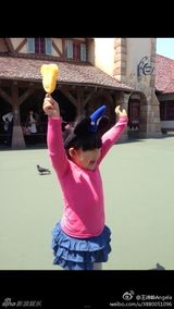 组图：Angela生活照宛若时装秀 超萌小妞爱发箍