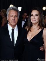 组图：达斯汀-霍夫曼与妻子穿黑色情侣装