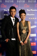 组图：安以轩镂空坠地长裙亮相红毯 携手安钧璨