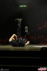 组图：big4开演唱会发红封包 互曝成员糗事