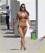 组图：超模西姆斯抱萌娃海边度假 比基尼秀B奶