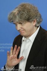 《我最好的敌人》发布会 女星斯特劳斯获乔治护花