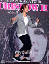 组图：张根硕将亚洲巡演 出席活动献飞吻