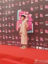 组图：魏晨红色条纹装另类 打造最炫阿拉伯风