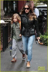 组图：杰西卡-帕克皮衣酷帅 推双胞胎女儿出游
