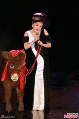 组图：邵音音牵骡上台 现场演绎《低俗喜剧》