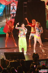 组图：周杰伦香港演唱会落幕 陈奕迅台上力挺